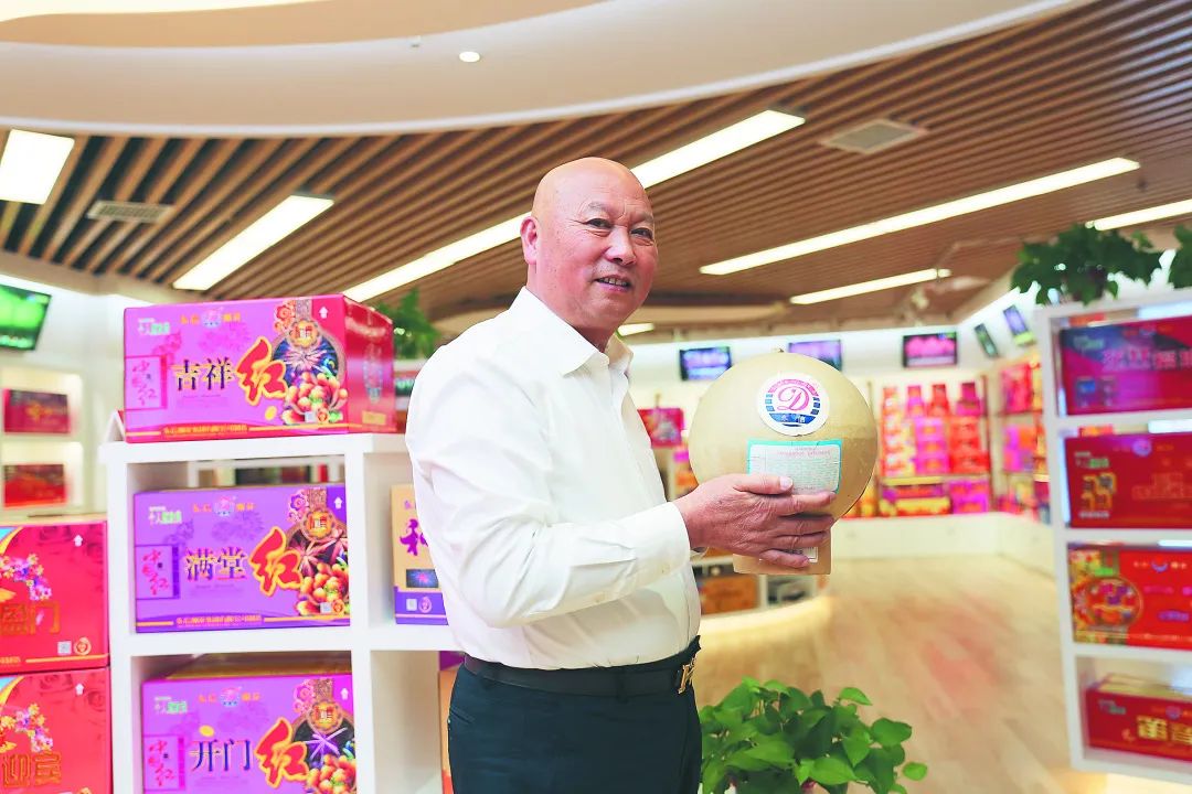 Night Sky Flower Craftsman | Congratulations to Chairman Zhong Ziqi on receiving the "Li Tian Medal" Special Contribution Award